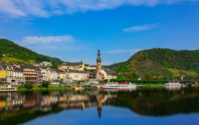 Cochem, Đức: Nằm trên bờ sông Moselle, thị trấn Cochem từng là một trung tâm khai thác vàng. Nơi đây nổi tiếng với các ngôi nhà bằng gỗ dọc đường phố lát đá cuội và lâu đài trên sườn đồi.