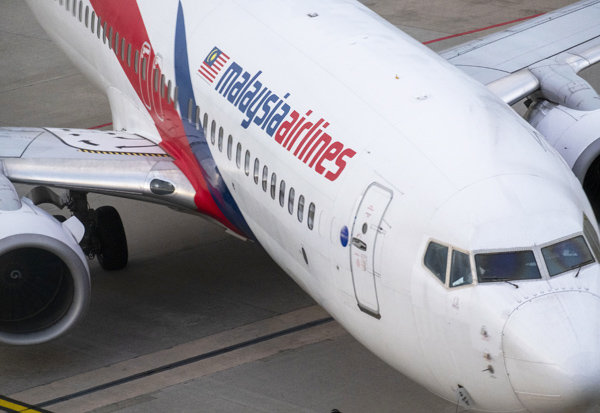 MH370 vừa bay vừa cháy: Phi công làm gì trong buồng lái? - 2