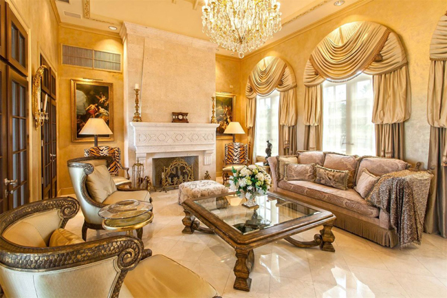 Đúng như sở thích của mình, nội thất của biệt thự cũng được Tổng thống Trump trang hoàng bằng rất nhiều vàng lá và vật dụng xa hoa.