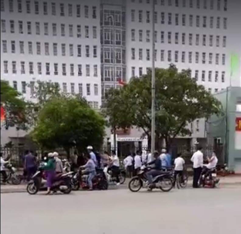 Táo tợn xông vào trụ sở công an tỉnh đập phá xe ô tô của người phụ nữ - 2