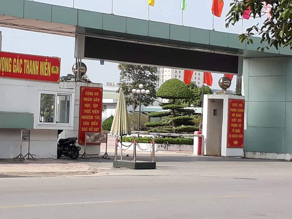 Táo tợn xông vào trụ sở công an tỉnh đập phá xe ô tô của người phụ nữ - 1