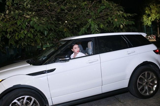 Trên thực tế, Trà Ngọc Hằng sở hữu chiếc xe Range Rover giá khoảng 3 tỷ đồng.