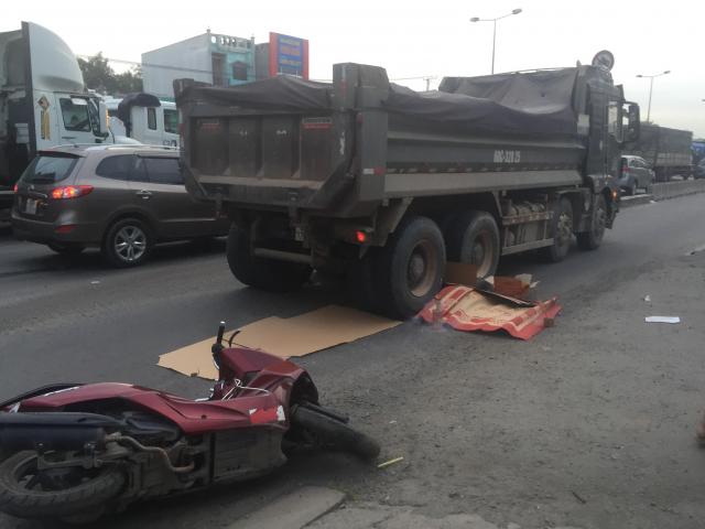 Tin tức trong ngày - Người đàn ông chết tức tưởi dù chạy xe máy sát lề đường