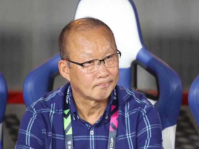 Họp báo Việt Nam đấu Campuchia: HLV Honda không hiện diện nhưng vẫn kiểm soát