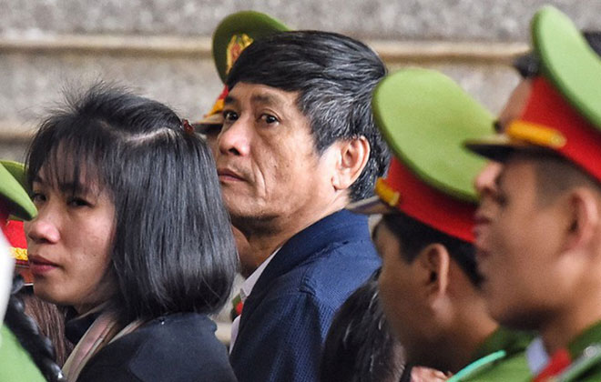 Cựu tướng Nguyễn Thanh Hóa bất ngờ rời khu xét xử, đi bệnh viện - 1