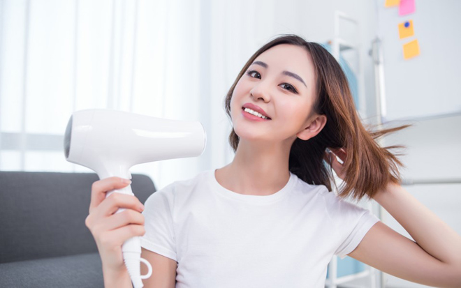 Để tóc khỏe đẹp, đừng quên công thức "3 tránh, 3 nên" trong mùa lạnh này - 1