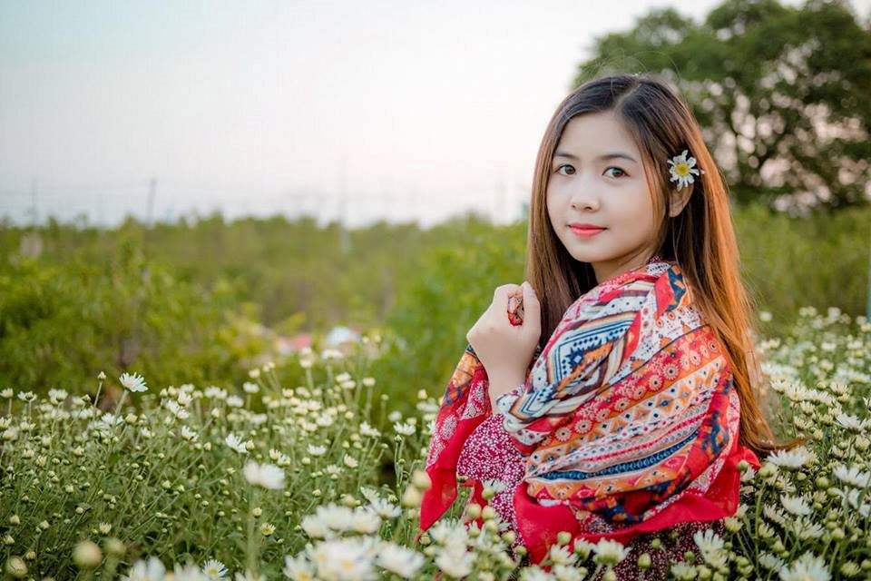 &#34;Hot girl chân khoèo, mắt lác&#34; đẹp ngẩn ngơ bên cúc họa mi - 6