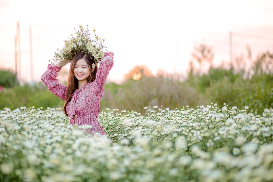 &#34;Hot girl chân khoèo, mắt lác&#34; đẹp ngẩn ngơ bên cúc họa mi - 2