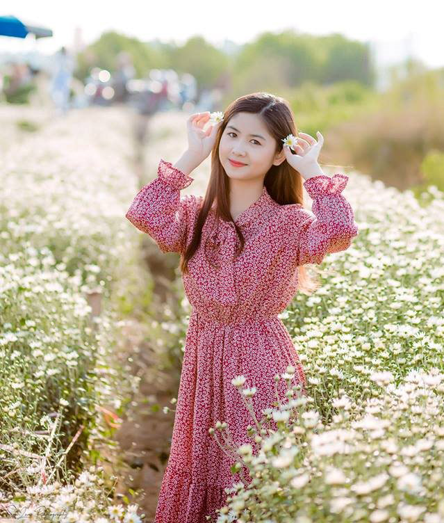 &#34;Hot girl chân khoèo, mắt lác&#34; đẹp ngẩn ngơ bên cúc họa mi - 7