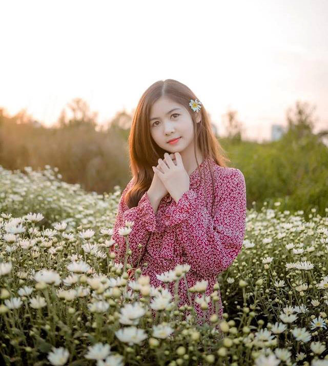 &#34;Hot girl chân khoèo, mắt lác&#34; đẹp ngẩn ngơ bên cúc họa mi - 9