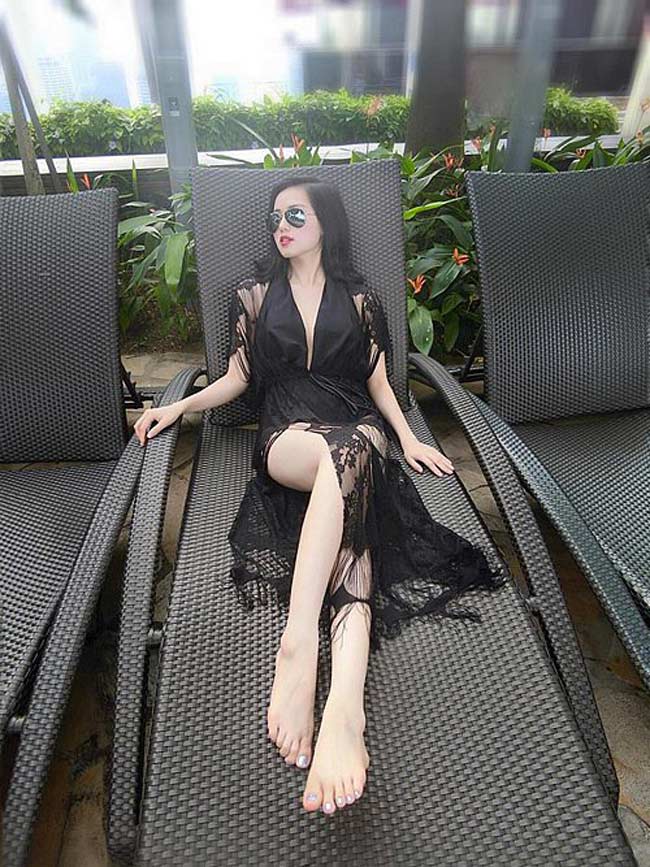 Người đẹp khoe nhan sắc và hình thể nuột nà không đối thủ dù đã là bà mẹ 2 con.