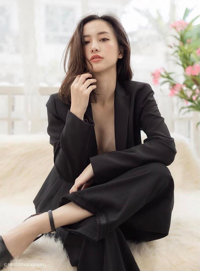 Jun Vũ chính là người đẹp thứ 2 được nhắc tới khi công khai phẫu thuật nâng ngực để có cơ hội thăng tiến trong công việc. Không ngoài dự đoán, hình ảnh của cô như được đẩy lên một tầng cao mới.