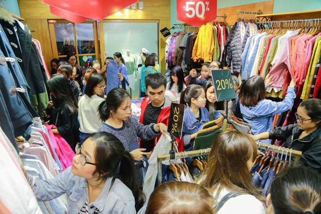 Vì ban ngày là thời gian đi học, đi làm, người Hà Nội chỉ tranh thủ buổi tối để đi mua sắm.