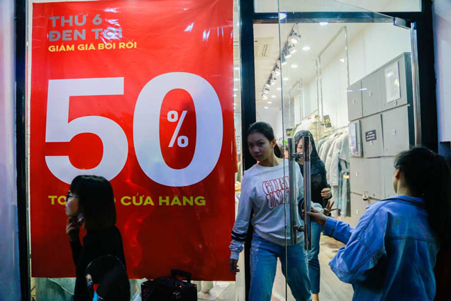 Nếu ở Sài Gòn, hàng trăm người “ăn chực nằm chờ” tại cổng các trung tâm thương mại hoặc các cửa hàng nổi tiếng từ đêm hôm trước, thì ở Hà Nội buổi tối trong ngày mới là thời điểm "vàng".