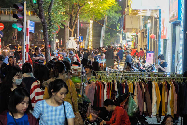 Đón ngày mua sắm đặc biệt này, các cửa hàng cũng thi nhau treo biển đại hạ giá. Mức giá được giảm sâu, có những sản phẩm được giảm đến 90%.