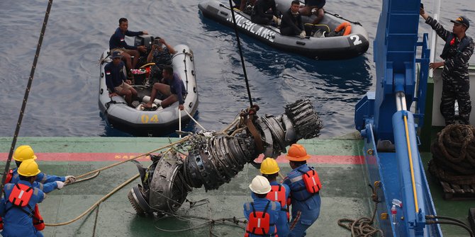 Máy bay Indonesia chở 189 người rơi: Nội dung dữ liệu từ hộp đen - 1