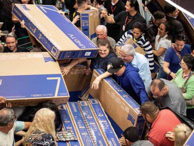 Thế giới - Chen lấn, ẩu đả và đổ máu “săn” hàng giảm giá dịp Black Friday