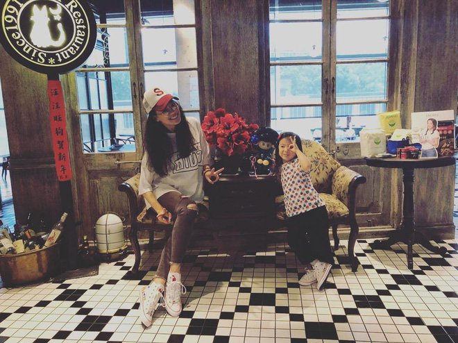 Ngỡ ngàng nhan sắc "nữ hoàng phim nóng": U50 trẻ như gái 18 - 7