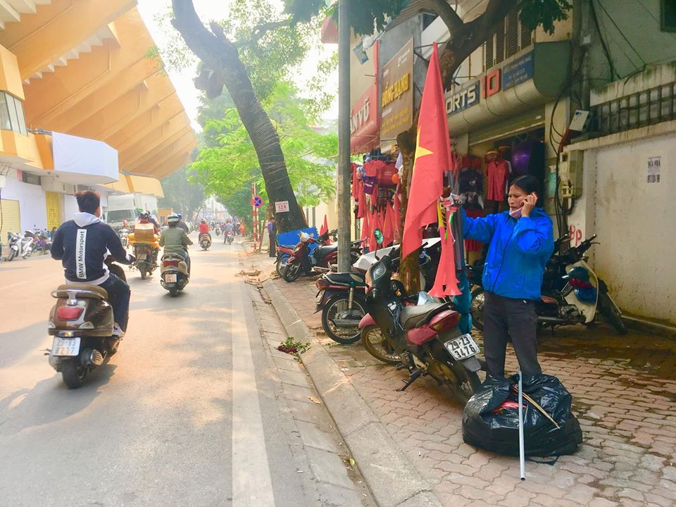 Việt Nam ghi 3 bàn thắng, nghìn CĐV bật đèn điện thoại khiến Hàng Đẫy rực sáng như dải ngân hà - 56