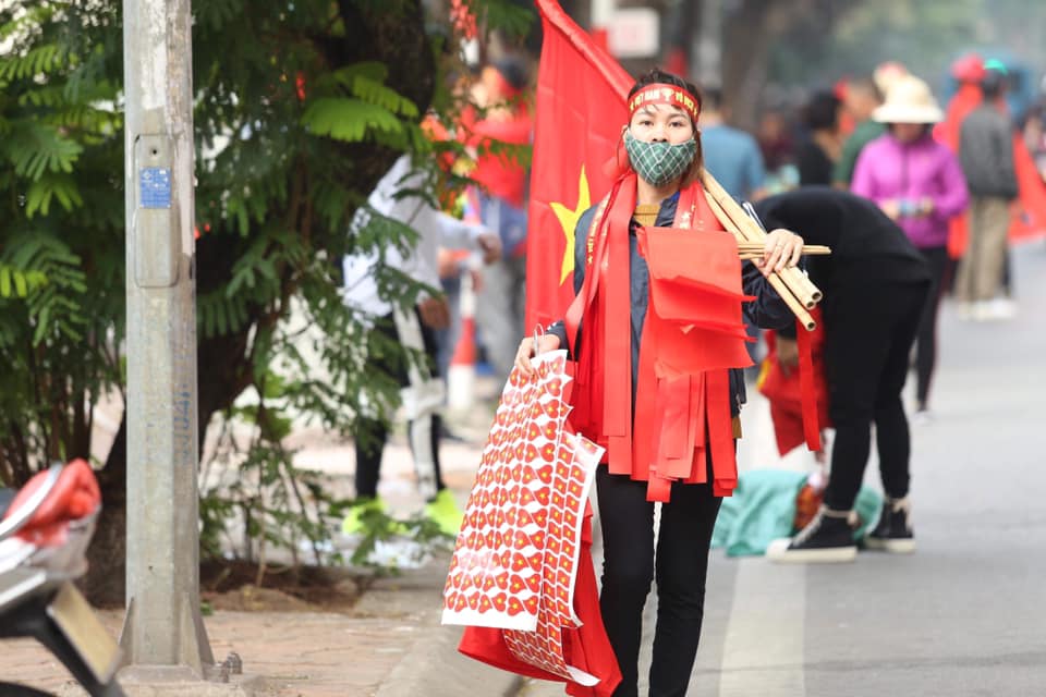Việt Nam ghi 3 bàn thắng, nghìn CĐV bật đèn điện thoại khiến Hàng Đẫy rực sáng như dải ngân hà - 46