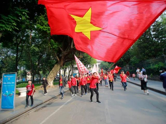 Nghìn CĐV khuấy đảo Hàng Đẫy, hô vang ”Việt Nam vô địch”