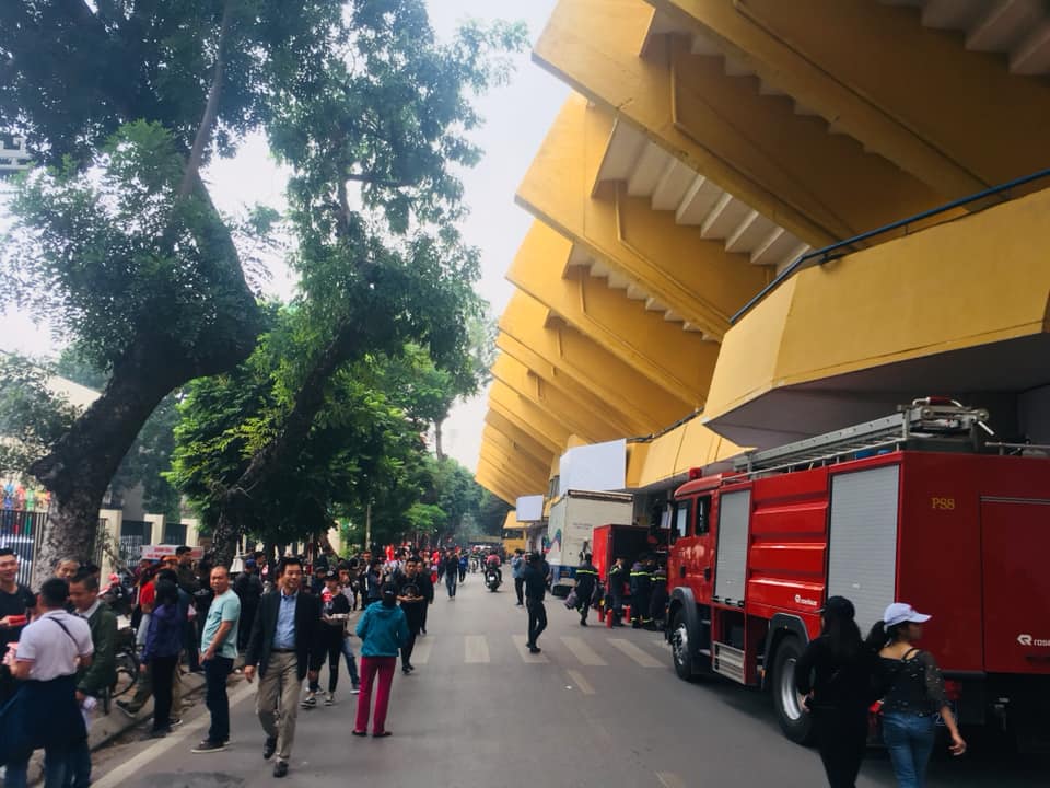 Việt Nam ghi 3 bàn thắng, nghìn CĐV bật đèn điện thoại khiến Hàng Đẫy rực sáng như dải ngân hà - 44