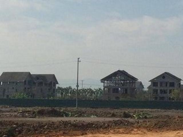 Tài chính - Bất động sản - Khu “biệt thự ma” bỏ hoang giữa phố biển Nghệ An thành nơi chăn bò