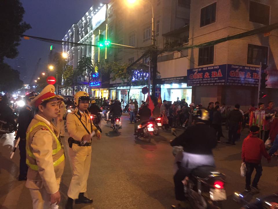 Việt Nam ghi 3 bàn thắng, nghìn CĐV bật đèn điện thoại khiến Hàng Đẫy rực sáng như dải ngân hà - 36