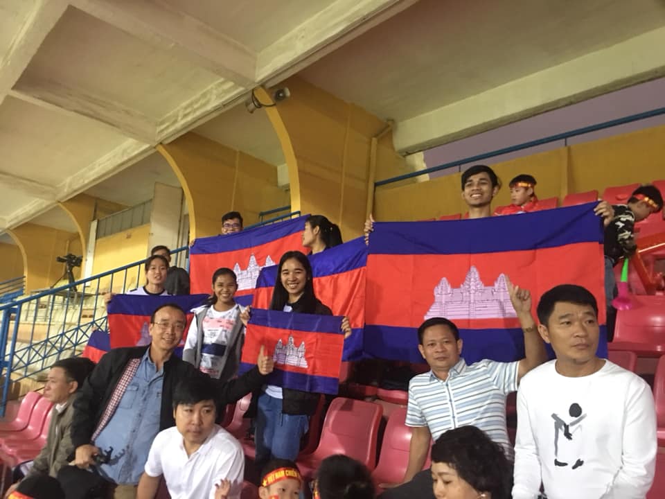 Việt Nam ghi 3 bàn thắng, nghìn CĐV bật đèn điện thoại khiến Hàng Đẫy rực sáng như dải ngân hà - 35