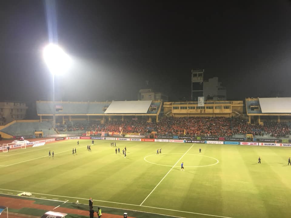 Việt Nam ghi 3 bàn thắng, nghìn CĐV bật đèn điện thoại khiến Hàng Đẫy rực sáng như dải ngân hà - 34
