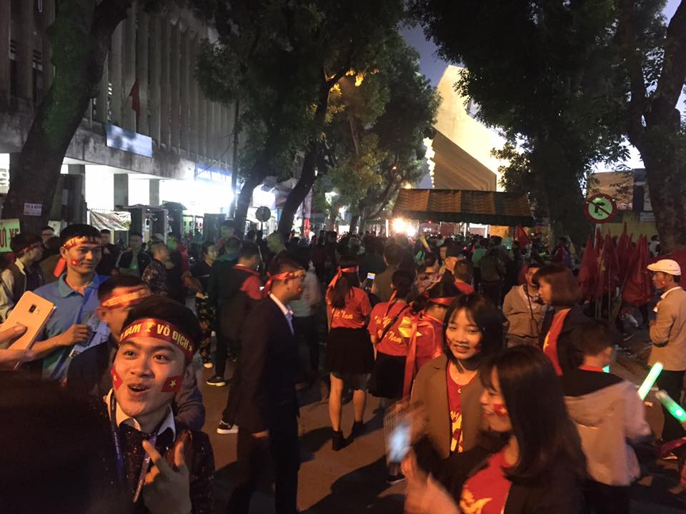 Việt Nam ghi 3 bàn thắng, nghìn CĐV bật đèn điện thoại khiến Hàng Đẫy rực sáng như dải ngân hà - 37