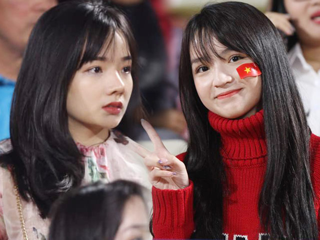 Bạn trẻ - Cuộc sống - Fan girl sexy và "bạn gái tin đồn" Văn Đức rạng rỡ cổ vũ tuyển Việt Nam