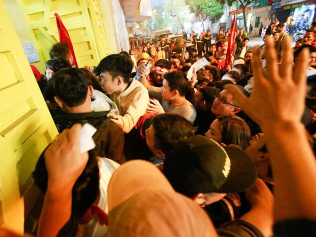 Tin tức trong ngày - Hiệp 2 trận Việt Nam - Campuchia, cả trăm CĐV nổi nóng, hò hét vì có vé nhưng không được vào sân