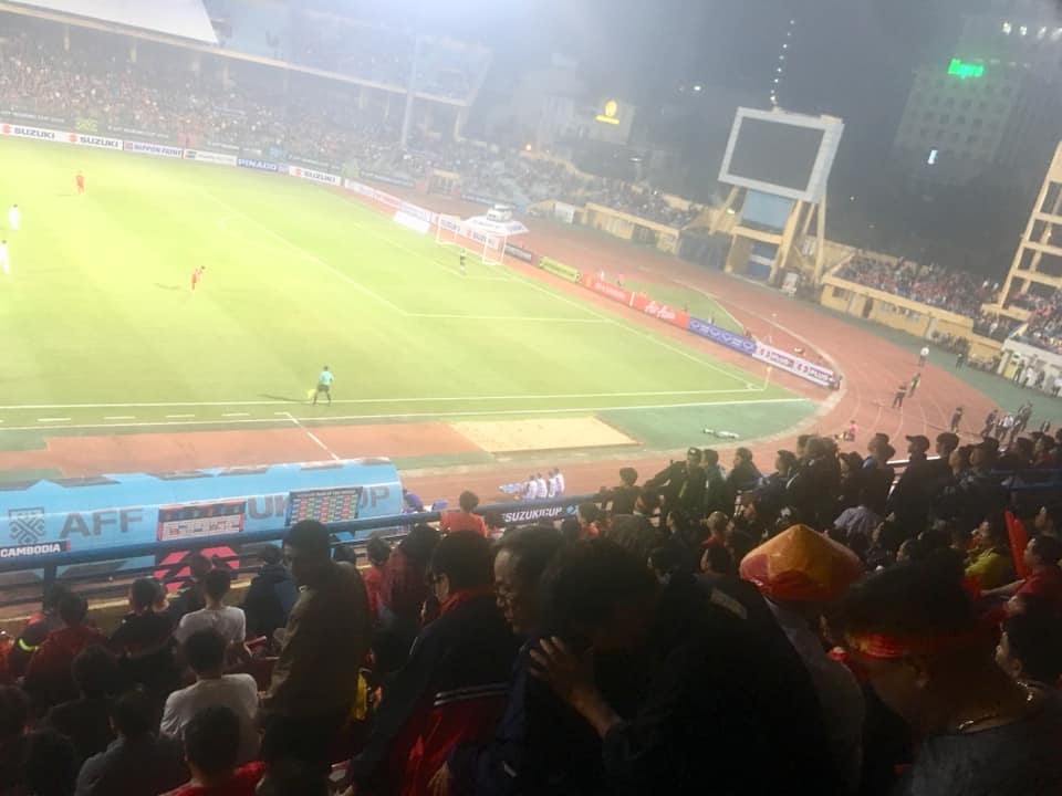 Việt Nam ghi 3 bàn thắng, nghìn CĐV bật đèn điện thoại khiến Hàng Đẫy rực sáng như dải ngân hà - 17