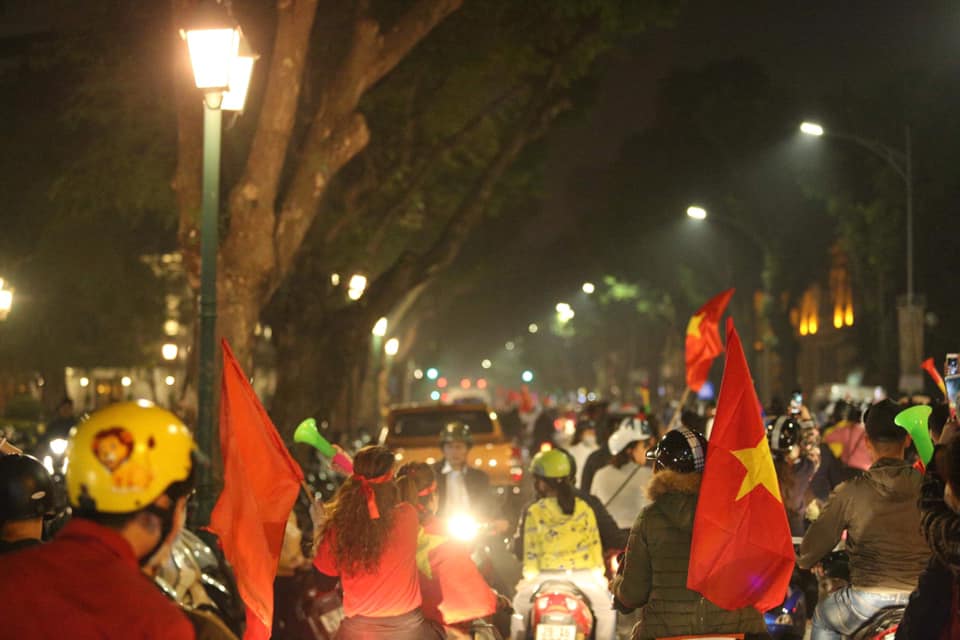 Việt Nam ghi 3 bàn thắng, nghìn CĐV bật đèn điện thoại khiến Hàng Đẫy rực sáng như dải ngân hà - 15