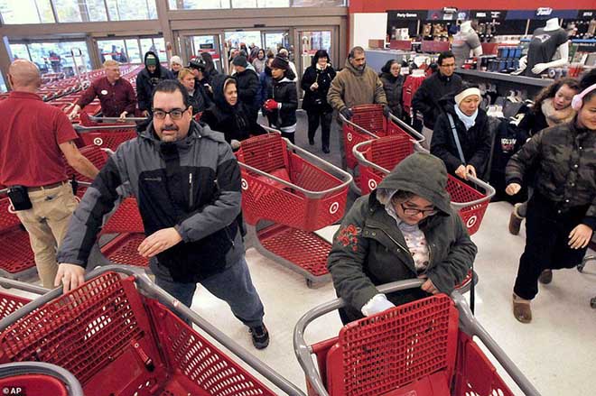 Chen lấn, ẩu đả và đổ máu “săn” hàng giảm giá dịp Black Friday - 1