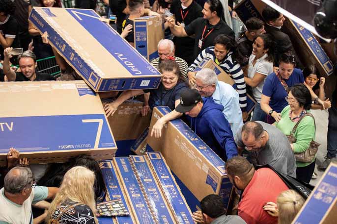 Chen lấn, ẩu đả và đổ máu “săn” hàng giảm giá dịp Black Friday - 10