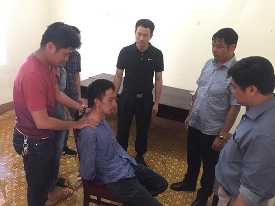 Dùng kim tiêm khống chế, dọa giết nhiều người - 1