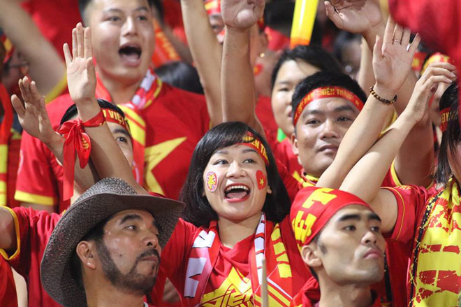 Sôi sục Việt Nam - Campuchia: Khán đài Hàng Đẫy rợp trời sắc đỏ - 5