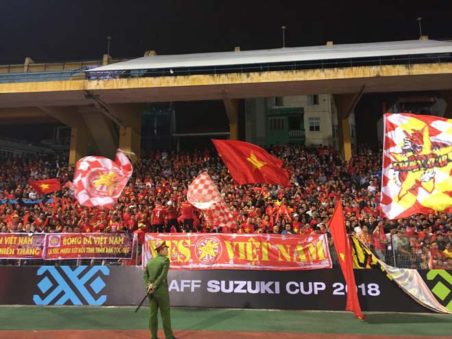 Sôi sục Việt Nam - Campuchia: Khán đài Hàng Đẫy rợp trời sắc đỏ - 2