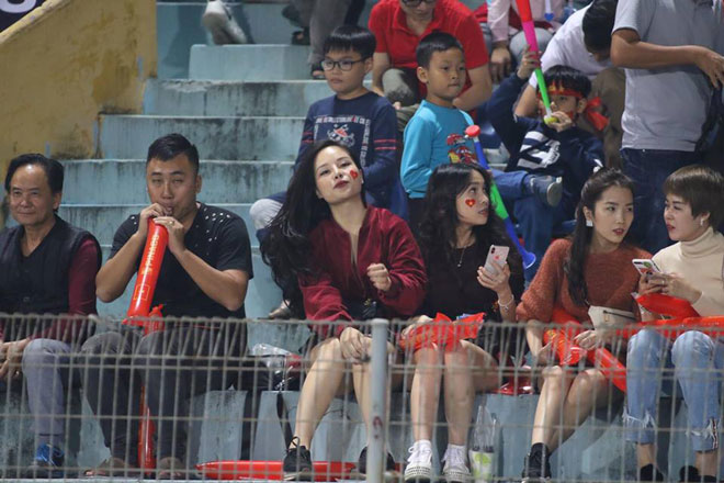 Sôi sục Việt Nam - Campuchia: Khán đài Hàng Đẫy rợp trời sắc đỏ - 6