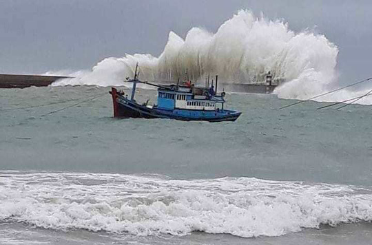 Thót tim với sóng cao ngất đập vào Phú Quý trước khi bão số 9 vào - 1
