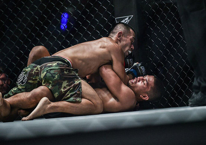 Knock-out MMA tuyệt đỉnh: Võ sĩ giáng “mưa đòn chỏ” hạ nhà vô địch - 1