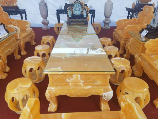 Thị trường - Tiêu dùng - Cận cảnh bộ bàn ghế 8 tỷ làm từ 50 tấn ngọc của đại gia Việt