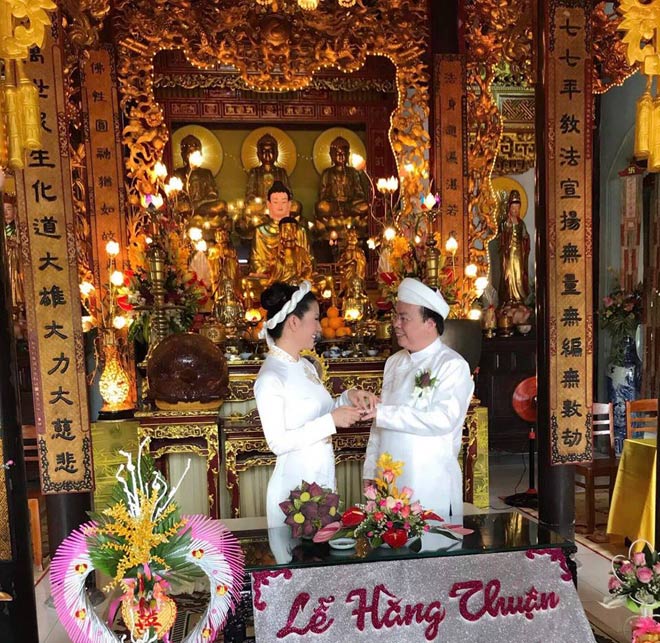 Hình ảnh đẹp trong lễ Hằng Thuận của nữ ca sỹ và chồng Thứ trưởng - 1