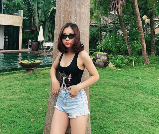 Bạn gái Quang Hải mặc giấu quần khéo léo - 1