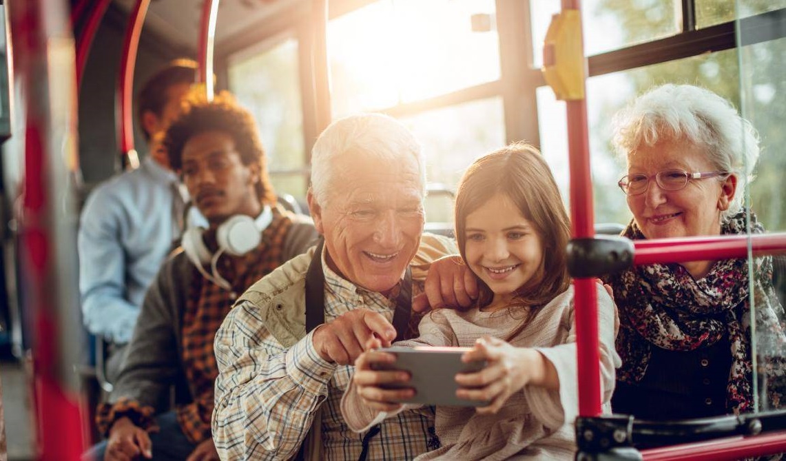 Bà mẹ gây tranh cãi vì không muốn con nhường chỗ cho người già - 1