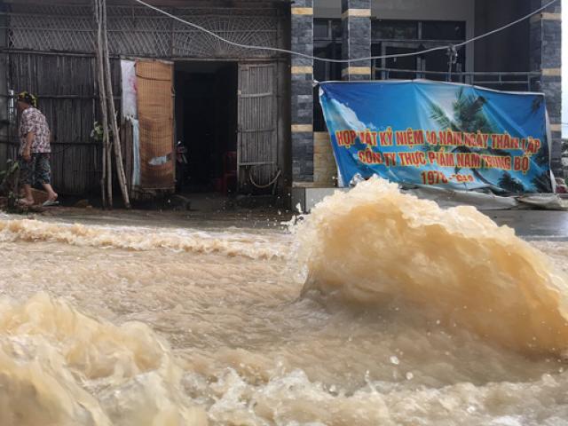 Đường ở Nha Trang biến thành ”suối”, đá tảng lăn đầy đường