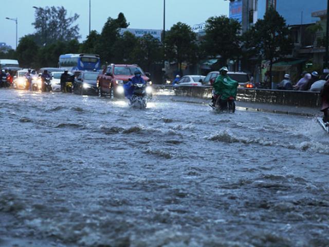 Bão số 9 lướt qua, Sài Gòn mưa “tối tăm mặt mũi”, cả thành phố như thành sông