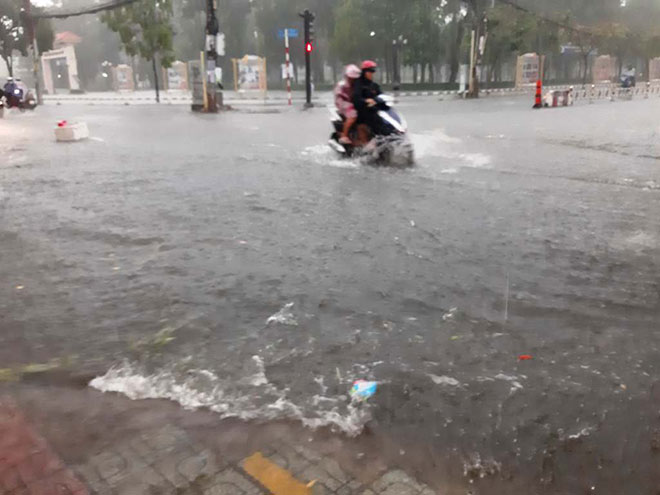 Bão số 9 lướt qua, Sài Gòn mưa “tối tăm mặt mũi”, cả thành phố như thành sông - 1